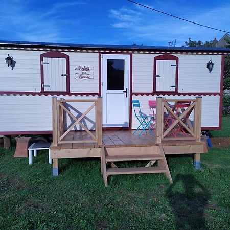 La Roulotte De Francine Hostal Chazeuil Exterior foto