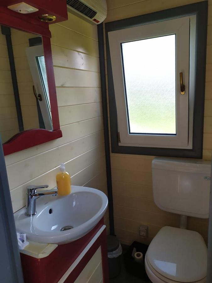 La Roulotte De Francine Hostal Chazeuil Exterior foto