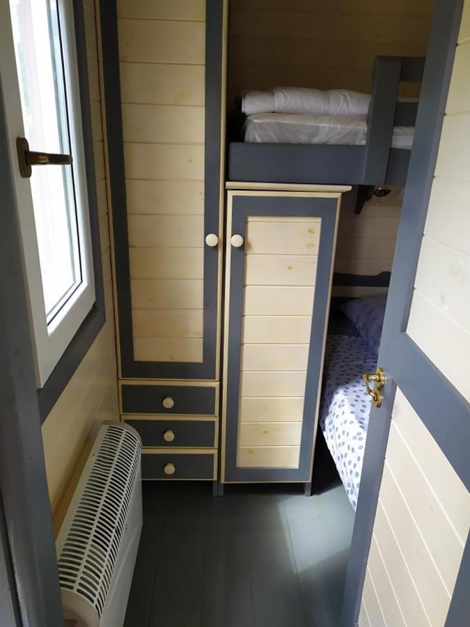 La Roulotte De Francine Hostal Chazeuil Exterior foto