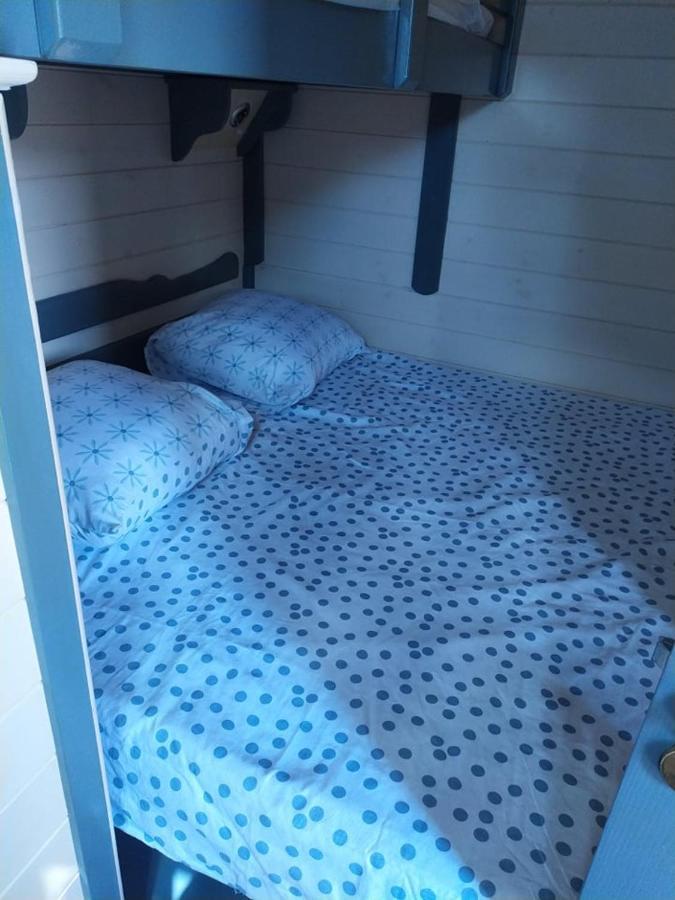 La Roulotte De Francine Hostal Chazeuil Exterior foto