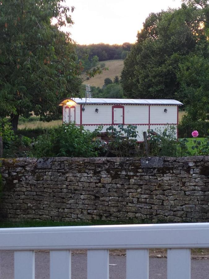 La Roulotte De Francine Hostal Chazeuil Exterior foto